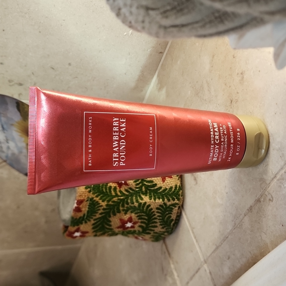 B&BW Strawberry Pound Cake body cream